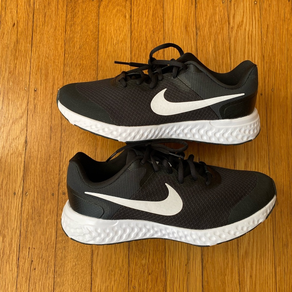 Nike Revolution Sneakers 6 Wide